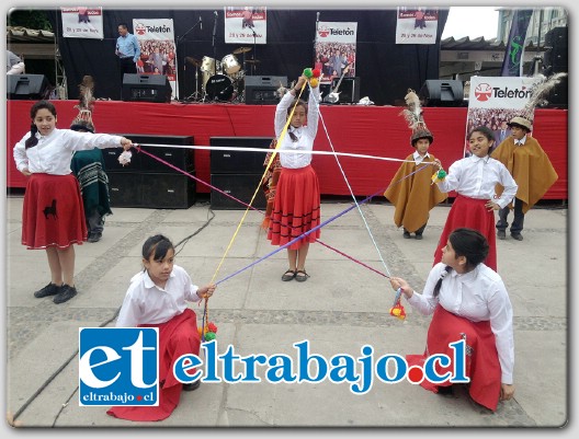 El show continuó la mañana del sábado, con la presentación de distintos números artísticos preparados por la Dirección de Educación Municipal.