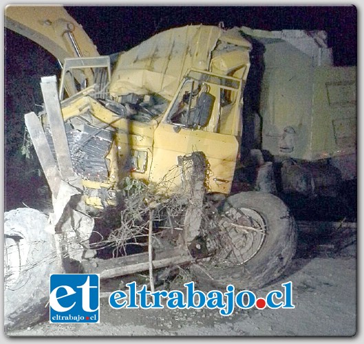 Una vez producido el accidente, tanto lugareños como el conductor del camión que tiraba al vehículo en pana, acudieron a ayudar a los heridos.