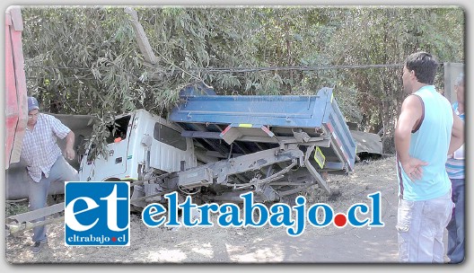 Afortunadamente y según indicaron testigos, sólo segundos antes pasó en dirección a San Felipe un pequeño vehículo que se salvó de ser impactado de lleno por el camión fuera de control.