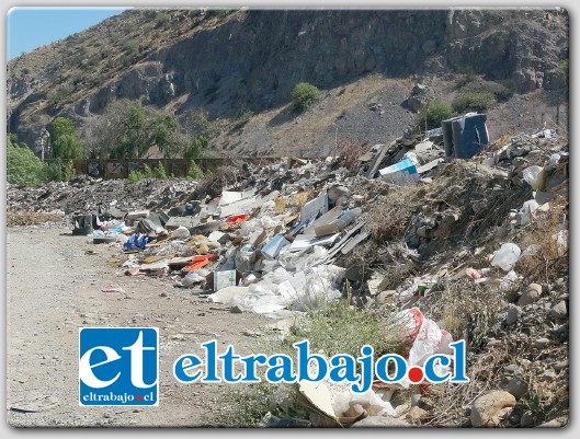 Son cientos de toneladas de escombbros y basura los que descansan sobre el trazado de la nueva carretera.