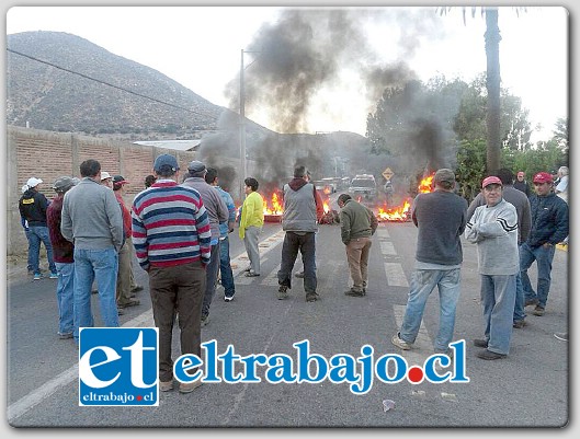 Pequeños agricultores principalmente de los sectores El Seco, La Colonia y Las Varillas de Catemu, protestaron con barricadas cortando el tránsito en Av. Salesianos sector Las Varillas, exigiendo mejor distribución del agua para riego.