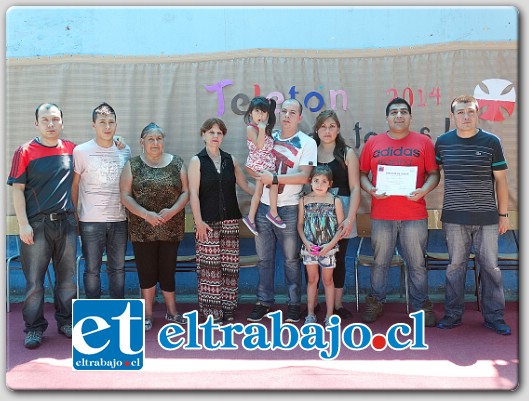 Joice junto a sus padres, Mauricio Guzmán (quien la sostiene en brazos) y Francesca Albornoz Foncea, además de su hermana y algunos de los internos que organizaron el evento.