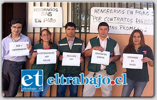 Ellos son parte de los 30 trabajadores a honorarios del Servicio Agrícola y Ganadero que iniciaron una paralización de 24 horas sumándose a la movilización nacional para exigir igualdad de condiciones que los trabajadores de planta.