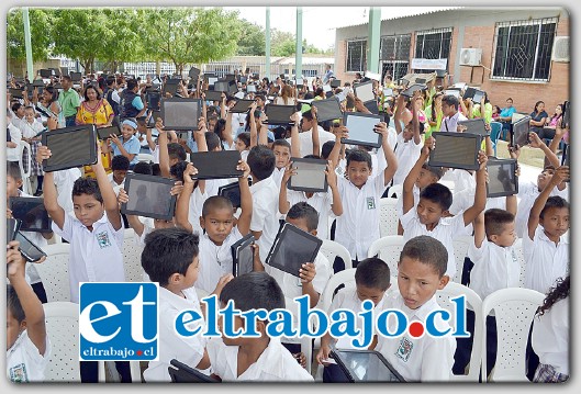 Una gran iniciativa emanada desde el gobierno central, permitirá a alumnos de establecimientos municipalizados de nuestra comuna, recibir una tablet como material tecnológico de apoyo. (Foto referencial)