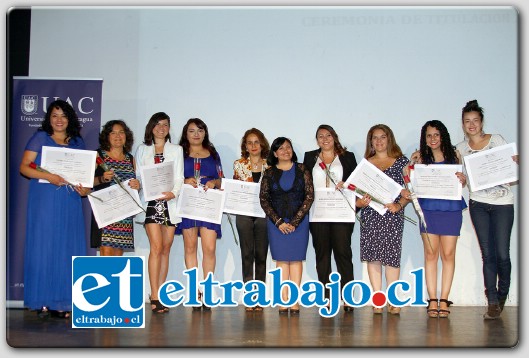 Los nuevos profesionales de la carrera de Psicología, junto a la jefa de carrera Cynthia Henríquez.