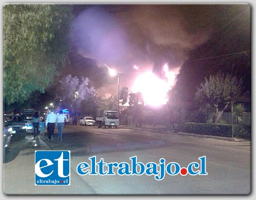 El incendio afectó en un 80% a una vivienda ubicada en avenida Hermanos Carrera de Villa San Francisco en San Felipe, debiendo concurrir 54 voluntarios de Bomberos para sofocar las llamas la noche del pasado sábado (Foto: @ItaloValdivia)