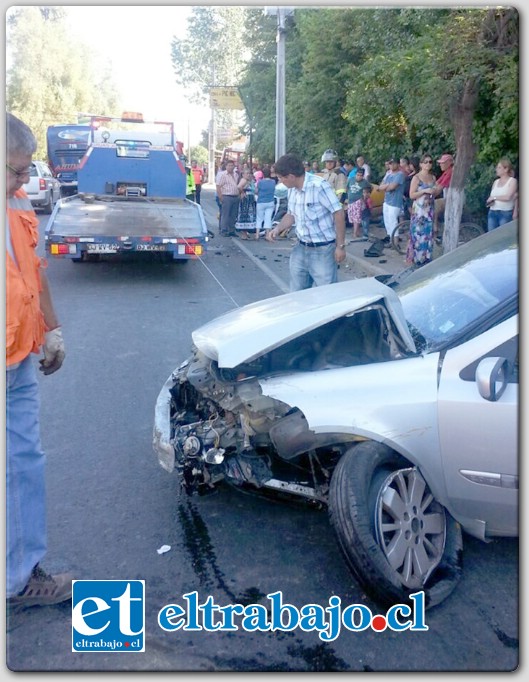 A raíz del impacto, el conductor del colectivo y una pasajera, además de la pareja ocupante del auto, resultaron lesionados.