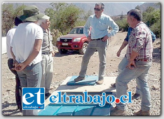 El Gobernador Eduardo León, quien visitó el sector Los Patos la tarde de este lunes.