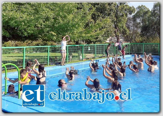 Con baile entretenido, concursos y zumba en el agua, la Oficina Senda Previene Llay Llay dio a conocer la ‘Campaña de Verano Comparte este verano, sin drogas, alcohol, ni tabaco’.