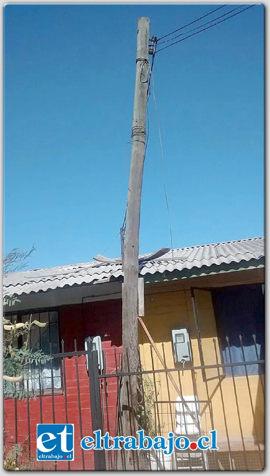 Ahí se ve el poste que está inclinado y con peligro de caer en el antejardín de la propiedad.