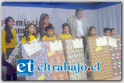 Con la presencia de autoridades, directores de escuelas, profesores, alumnos y apoderados de los diferentes establecimientos educacionales de la comuna, se realizó el acto de premiación de finalización del año 2014.