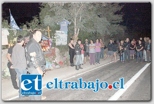 Un importante número de motoqueros putaendinos y de distintas comunas del Valle Aconcagua, llegaron la noche de este domingo hasta Lo Vicuña para recordar al joven Patricio González Basualdo.