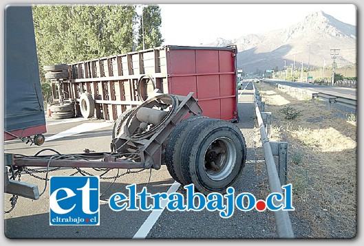 Expectación causó el espectacular volcamiento del acoplado de un camión, ocurrido la mañana de este martes en Autopista Los Libertadores.