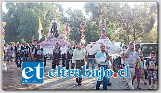 La imagen policromada elegantemente vestida por las servidoras de la Virgen llega a recorrer la vida de los vecinos de tabolango.