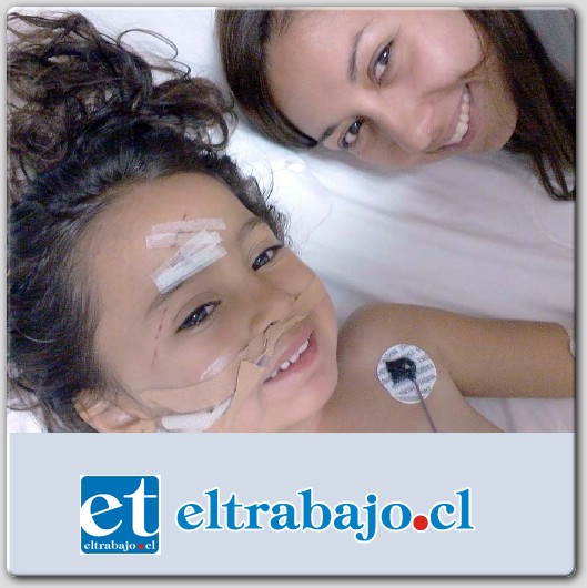 LUCHADORA La pequeña Agustina hoy se encuentra fuera de peligro de muerte y pronta a ser dada de alta. En la foto junto a su madre, felices después de esta terrible experiencia.