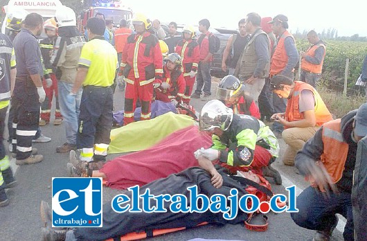 Los trabajadores quedaron atrapados dentro del furgón, debiendo ser asistidos por la Unidad de Rescate de Bomberos de la comuna de Catemu. (Foto @CatemuInforma)