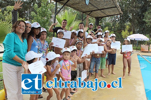 Los ganadores del campeonato de baby fútbol, pertenecientes al Centro para Hijos de Temporeras de Curimón, junto al alcalde subrogante y profesionales del programa.