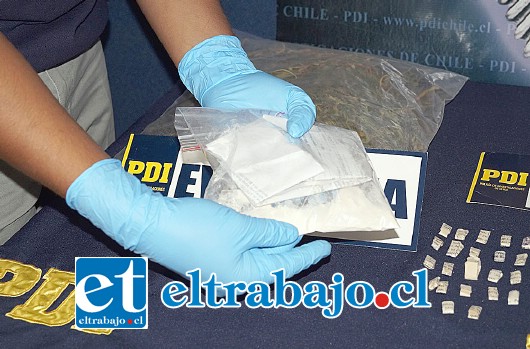 A Karina Rivera se le encontró una bolsa con pasta base a granel y dos papelillos de la misma droga, que iba a entregar a su pareja Claudio Tapia Olguín, alias el ‘El Guata de Chinche’.