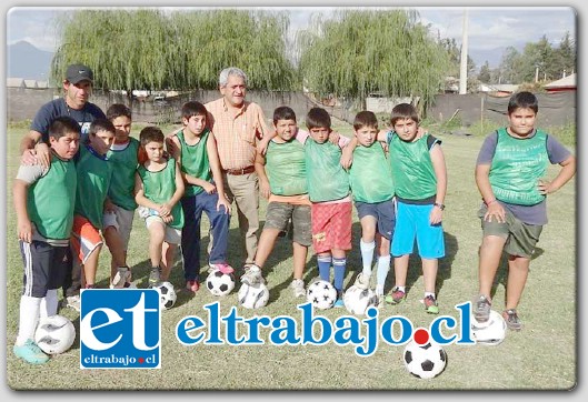 Este martes 3 de febrero a las 19:00 horas en las canchas de pasto sintético municipales, comenzó funcionar la Escuela de Fútbol de Rinconada en su versión 2015.