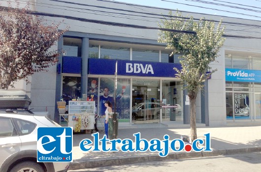 Un grupo de antisociales irrumpió por la parte posterior del Banco BBVA, ubicado en calle Prat 1031 de la comuna de San Felipe, en búsqueda de dinero, acción que se frustró tras la activación de la alarma de seguridad.