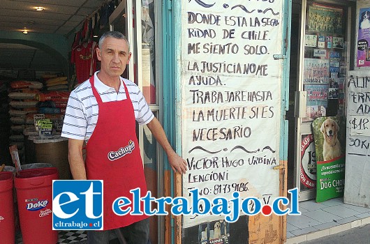 Desde el frontis de su local, Víctor Urbina colgó unos letreros protestando en contra de las autoridades y policías exigiendo más seguridad para la ciudadanía tras vivir recientemente un asalto a mano armada.