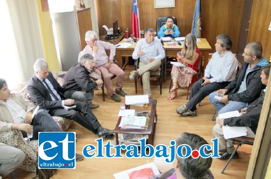 En la cita, los representantes de las comunidades manifestaron su preocupación ante la poca mantención de los pozos y la calidad del agua.