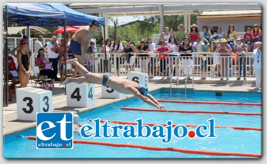 Jóvenes y niños compitieron en esta actividad, la que fue valorada por los asistentes, en la medida que se fomenta la disciplina de natación en la comuna.