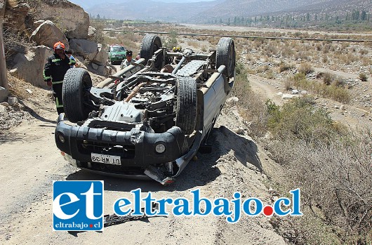 La camioneta terminó volcada y estuvo cerca de caer a un pequeño barranco, al inicio del camino que une Casablanca y Los Patos la tarde de este martes.