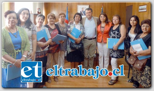 Un grupo de presidentas de asociaciones de adultos mayores estuvieron junto al Gobernador León y de la Coordinadora Regional del Plan Adulto Mayor, Viviana Araya, en esta reunión explicativa.