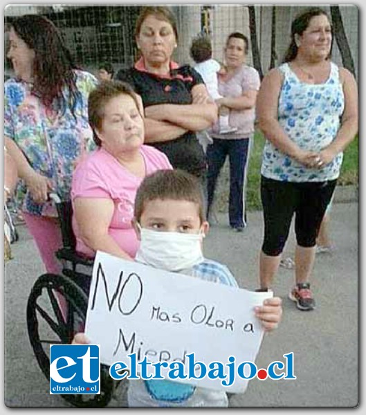 Niños y adultos expresaron a su manera el malestar por esta desagradable situación.