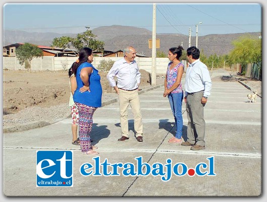 Freire destacó que en distintos puntos de la comuna se están ejecutando proyectos de pavimentación participativa de Serviu, gracias a inversión histórica gestionada por el municipio.