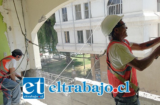 Frente a las oficinas de los concejales partieron los trabajos de construcción del nuevo ascensor panorámico que se ubicará en la parte posterior del municipio.