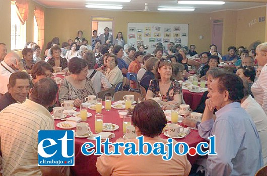 Unos 150 adultos mayores participaron del desayuno aniversario del Centro Integral.