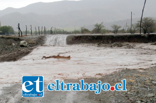 Las intensas lluvias provocaron el deslizamiento de tierras por el estero El Zaino, lo que produjo cortes de caminos. (Fotografías de Roberto Mercado).