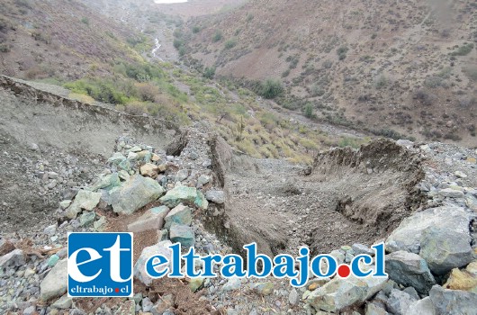 Según los comuneros, el estéril sobre las laderas de los cerros habría provocado el desprendimiento de material que finalmente terminó en aluvión. La fotografía parece darles la razón.