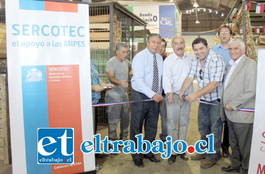 El Director Regional de Sercotec, Víctor Hugo Fernández, y el Alcalde Patricio Freire inaugurando nuevas luminarias y techumbre para Feria Mercado Central de San Felipe.