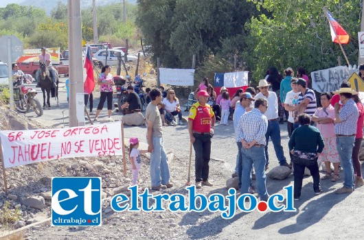 Nuevamente pobladores se reunieron en badén del Zaino en Jahuel para impedir en faenas de extracción a rajo abierto de la Sociedad Minera Esperanza Ltda.