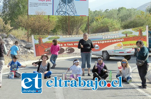 Peques y grandes se dispusieron a montar ruidosas expresiones de protesta en contra del accionar minero en su comunidad.