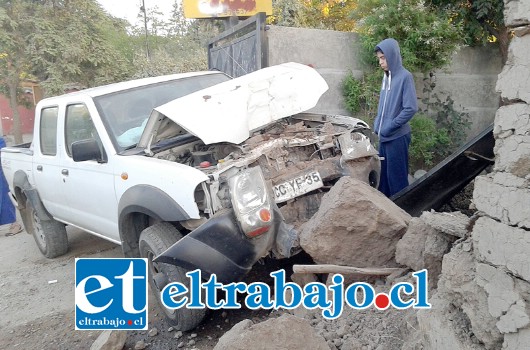 Durante el fin de semana pasado en las inmediaciones del Santuario Schoenstatten el sector Almendral Alto, un joven conductor de 22 años y conduciendo en un supuesto estado de ebriedad, colisionó a toda velocidad el Nissan Terrano que conducía contra el portón y muro perimetral de la casa en que habita Francisco Vergara. (Foto Christopher Vergara)