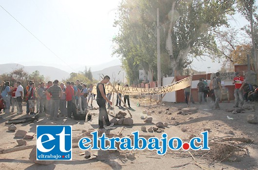 Más de 50 trabajadores se tomaron el camino de acceso principal al Hospital Psiquiátrico Dr. Phillipe Pinel de Putaendo.