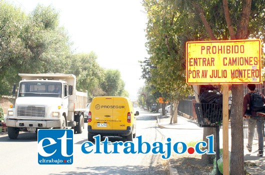 CLARO COMO EL AGUA.- Tal como lo muestra este letrero, la señalética está bien clara, pero al no haber supervisión de ningún tipo, es como si no existiera la prohibición.