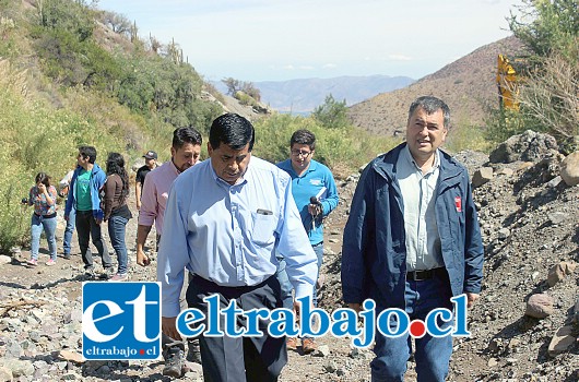 Visitan la zona afectada por el aluvión el Gobernador Eduardo León, el Alcalde de Santa María Claudio Zurita y el Seremi de Minería Alonso Retamales.