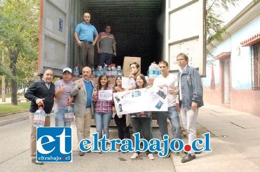 El Alcalde Patricio Freire junto a los funcionarios municipales y estudiantes de la Universidad de Valparaíso comenzaron a cargar el camión, que salió en horas de la tarde con destino al norte de nuestro país.