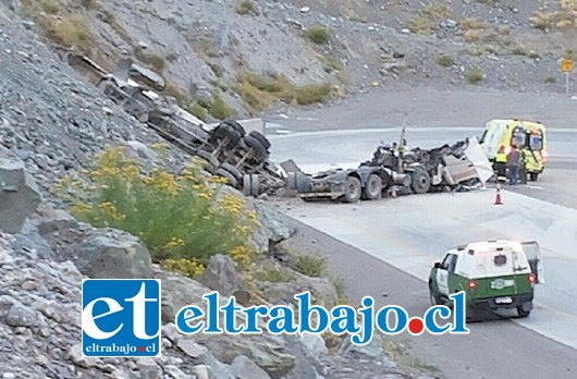 Como se puede apreciar, el conductor se volcó sobre la calzada cayendo por un barranco de más de 20 metros.