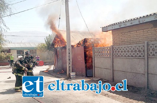 Una ampliación de una vivienda de población Los Araucanos resultó calcina por producto de un incendio que se registró a las 13:36 del día de ayer miércoles en la comuna de San Felipe (Foto: @PreludioRadio)