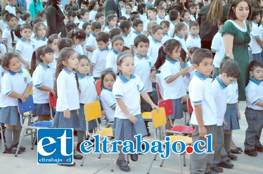 Los más pequeños y más entusiastas dieron el vamos a este nuevo año escolar en la escuela Carmela Carvajal de Prat ubicada en el sector de Curimón.