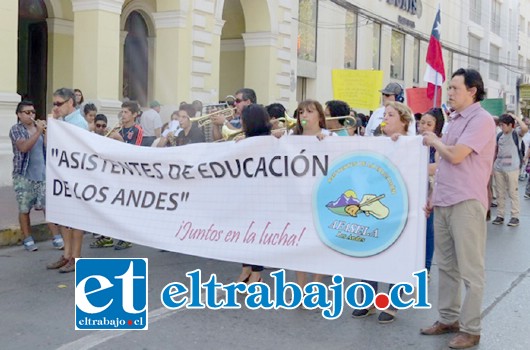 Tanto profesores como asistentes de la educación, marcharon para que sus demandas sean escuchadas por el gobierno.