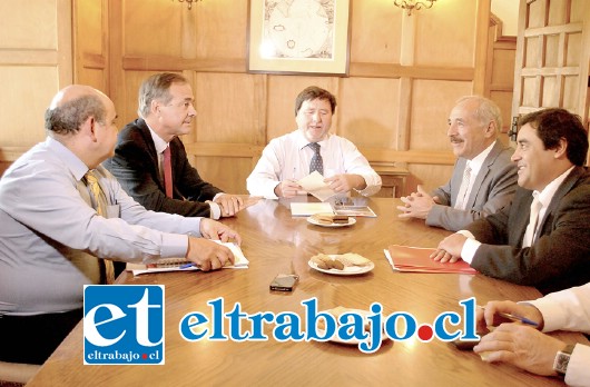 A la reunión asistieron: De San Felipe, el Alcalde Patricio Freire; el Subsecretario de Desarrollo Regional, Ricardo Cifuentes; el Senador Ignacio Walker y el Secpla del municipio sanfelipeño, Claudio Paredes.