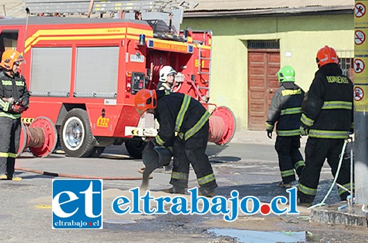 Más de 80 litros de combustible escurrieron en pleno centro de Putaendo, cuando un vehículo impactó parte de uno de los surtidores del Servicentro Petrobras.