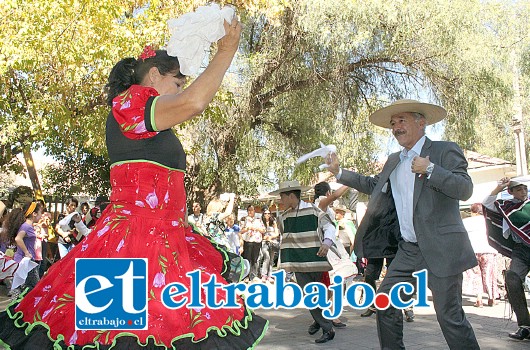 ALCALDE BAILARÍN.- El propio Alcalde Patricio Freire fue el primero en tomar la iniciativa y bailar un pie de cueca durante la inauguración de esta fiesta folklórica.